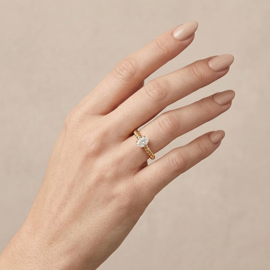 Anillo óvalo torcido