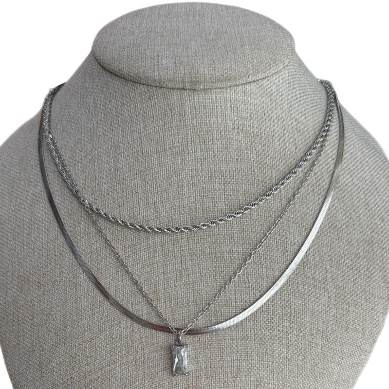 Collar triple zirconia plateado