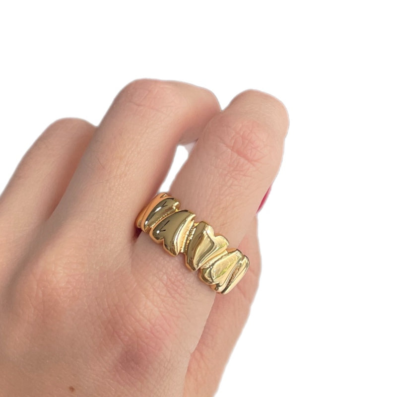 Anillo corazones pegados