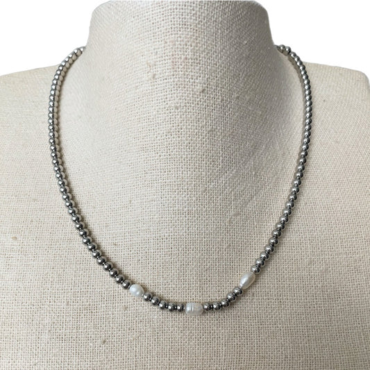 Collar bolitas perlas plateado