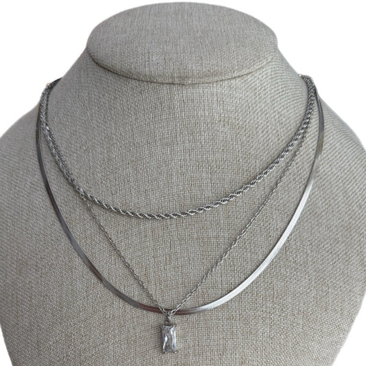 Collar triple zirconia plateado