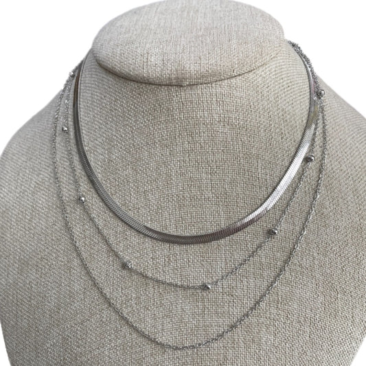 Collar triple clásico plateado