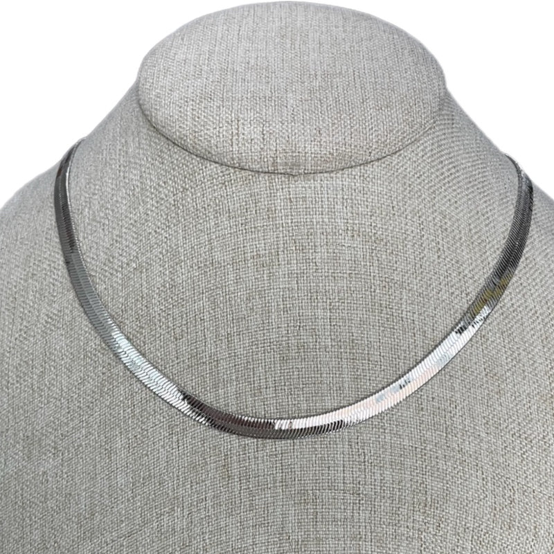 Collar plano plateado