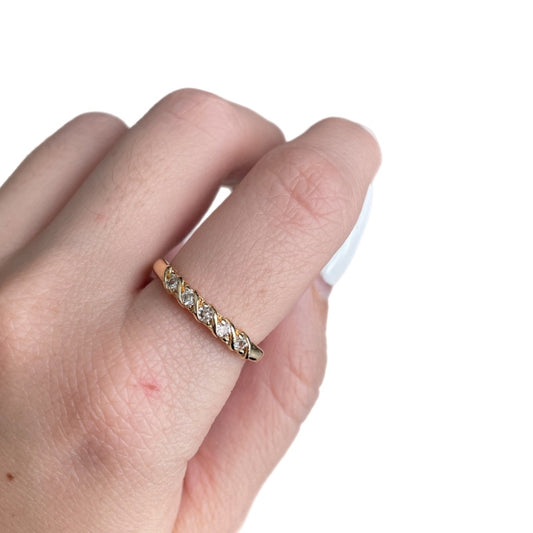 Anillo torcido zirconias