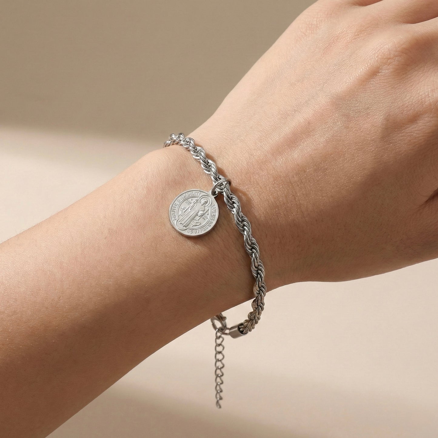 Pulsera torzal San Benito plateada
